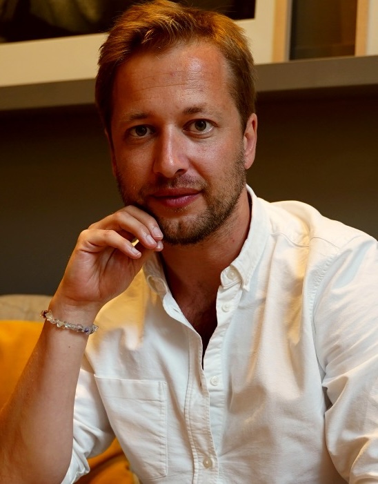 Florian Fratzscher sitting in a cafe